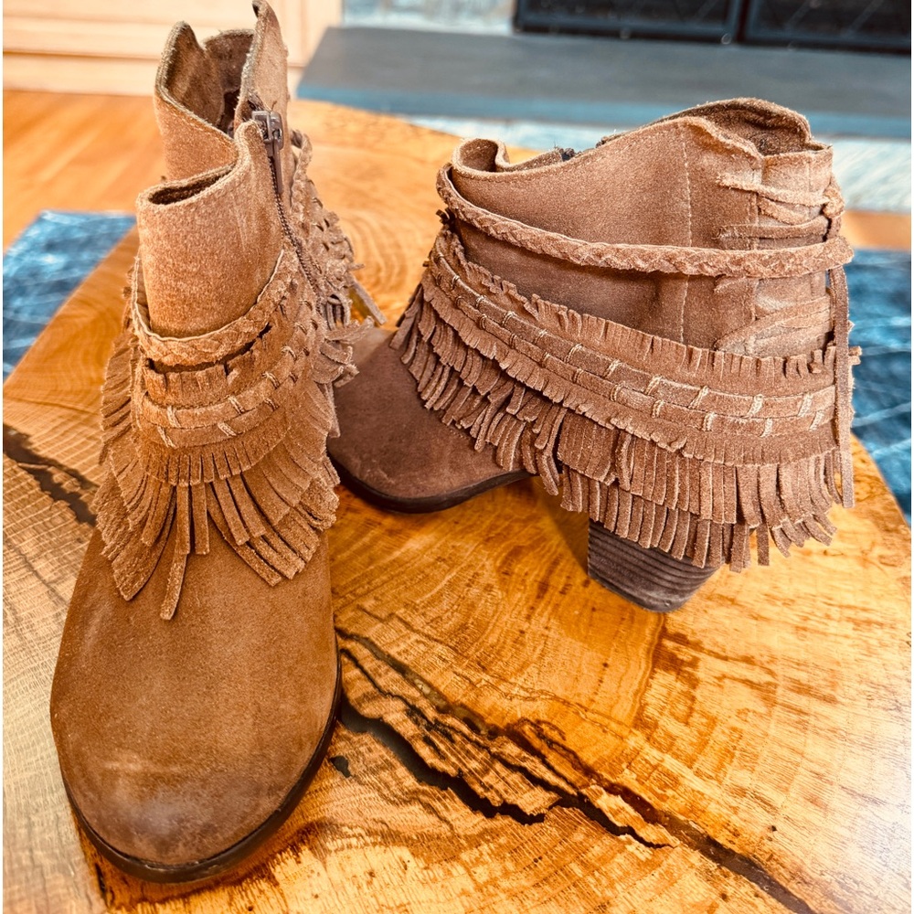 Naughty Monkey In Lyne fringe booties. EUC!